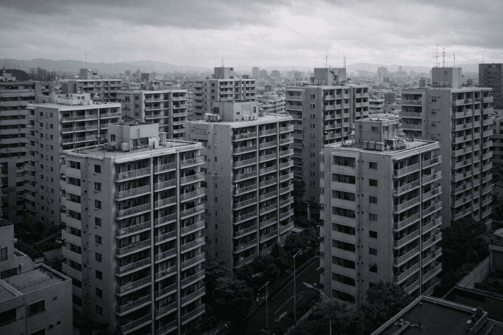 同じ地域に密集するマンション群で、エリア集中投資の危うさを示した都市風景
